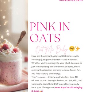 K&ouml;nnte beinhalten: Ein Glas rosa Overnight Oats, garniert mit Schlagsahne und Himbeeren. Der Text "PINK IN OATS" ist in Rosa dargestellt, zusammen mit einer Website-Adresse. Das Bild wirbt f&uuml;r ein Fr&uuml;hst&uuml;cksrezept.