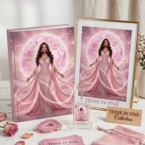 以下が含まれることがあります： ピンクをテーマにした製品のコレクション。額入りのプリント、ジャーナル、キーホルダー、名刺などがあり、すべて流れるようなピンクのガウンを着た女性のイラストが描かれています。「THINK IN PINK」というフレーズがいくつかのアイテムに表示されています。
