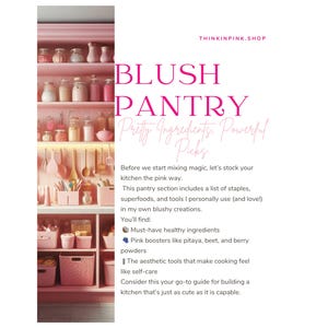 K&ouml;nnte beinhalten: Ein rosa Vorratsschrank mit Regalen voller Gl&auml;ser, Beh&auml;lter und K&uuml;chenutensilien. Der Text "BLUSH PANTRY" wird in Rosa angezeigt, zusammen mit der Website-Adresse "THINKINPINK.SHOP". Das Bild wirbt f&uuml;r gesunde Zutaten und &auml;sthetische K&uuml;chenutensilien.