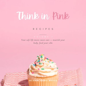 K&ouml;nnte beinhalten: Ein rosa Hintergrund mit dem Text "Think in Pink" und "Recipes". Ein Cupcake mit wei&szlig;em Zuckerguss und bunten Streuseln liegt auf einer rosa-wei&szlig; gestreiften Serviette. Der Text "BLUSH BABE BOSS" steht unten.
