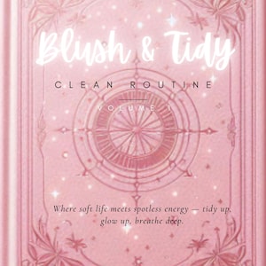 Peut inclure: Une couverture de livre rose avec le titre "Blush & Tidy" en écriture blanche. La couverture présente des motifs floraux et géométriques décoratifs, avec le texte "Clean Routine, Volume 1." Le bas indique "Blush Babe Boss."