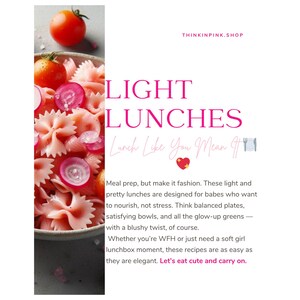 K&ouml;nnte beinhalten: Eine Sch&uuml;ssel mit rosa Farfalle-Nudeln mit geschnittenen roten Zwiebeln und Kirschtomaten. Der Text "LIGHT LUNCHES" ist in Rosa dargestellt, zusammen mit dem Satz "Lunch Like You Mean It". Die Website thinkinpink.shop ist ebenfalls sichtbar.