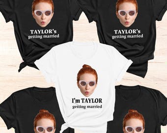 Könnte beinhalten: Fünf T-Shirts, schwarz und weiß, mit einer Grafik einer Frau mit Sonnenbrille. Der Text "TAYLOR'S getting married" ist auf vier Shirts aufgedruckt. Ein weißes Shirt trägt die Aufschrift "I'm TAYLOR getting married".