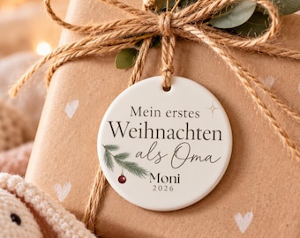 Weihnachtsanhänger mit Namen, Erstes Weihnachten als Oma, Keramik mit Tannenzweig, 2026