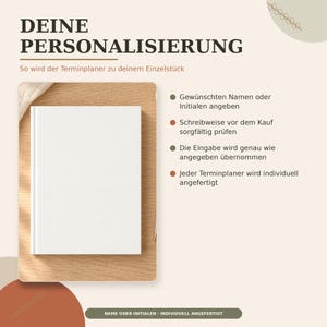 May include: A white planner on a wooden board with German text instructions for personalization. The text reads DEINE PERSONALISIERUNG, So wird der Terminplaner zu deinem Einzelst&uuml;ck, and lists four bullet points regarding name or initial entry.