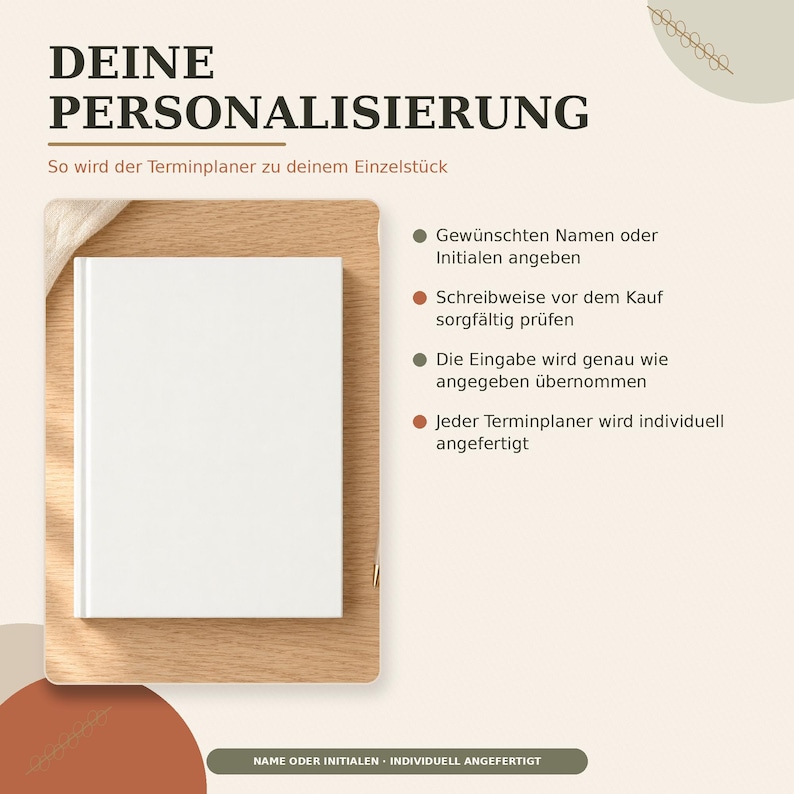 May include: A white planner on a wooden board with German text instructions for personalization. The text reads DEINE PERSONALISIERUNG, So wird der Terminplaner zu deinem Einzelst&uuml;ck, and lists four bullet points regarding name or initial entry.