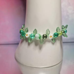 Green Leaf & Daisy Beaded Bracelet | Handmade Nature-Inspired Floral Jewelry | Cottagecore Garden Aesthetic | Forest Fae Style Jewellery