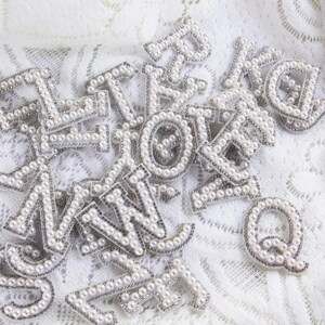 Parches termoadhesivos con letras de perlas blancas para hacer tú mismo: letras personalizadas para bolsos, ropa y zapatos. Personaliza tus proyectos de bricolaje