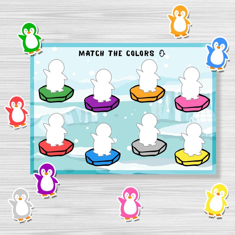 以下が含まれることがあります： 青い背景に「MATCH THE COLORS」の文字が入った子供向けの教育ゲーム。カラフルな氷山にペンギンのアウトラインがあり、さまざまな色のペンギンのステッカーが散らばっています。