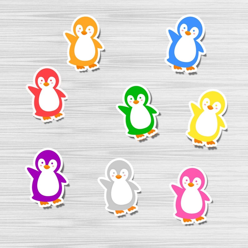 以下が含まれることがあります： 9匹のカラフルなペンギンのステッカーのコレクション。各ペンギンは白いお腹をしており、オレンジ、赤、青、緑、黄色、紫、グレー、ピンクと異なる色で縁取られています。ペンギンは明るい灰色の木製の表面にあります。