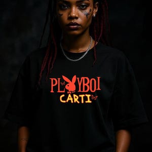 Camiseta extragrande con el logotipo de Playboi Carti, unisex, de algodón, en rojo y amarillo, con estampado DTG, ropa de calle, artículos de rap, edición limitada, ropa para fanáticos de la música.