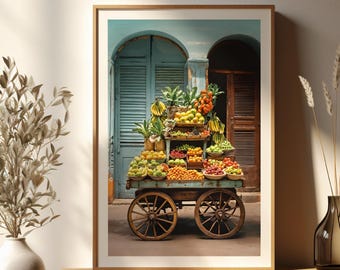 Könnte beinhalten: Ein gerahmter Druck eines Obstwagens, der mit einer Vielzahl bunter Früchte überfüllt ist. Der Wagen aus Holz mit großen Rädern steht vor blauen Türen und einer braunen Holztür. Der Druck wird auf einer Holzbank präsentiert.