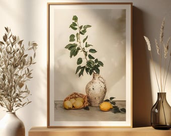 Könnte beinhalten: Ein Stillleben mit einem gerahmten Druck, einer Vase mit getrocknetem Laub und einer Vase mit Weizen. Der Druck zeigt eine Vase mit einer Pflanze, Zitronen und einem Jutesack. Die Szene befindet sich auf einer Holzbank.