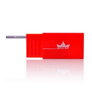 Caja de rapé Royal Box de color rojo intenso con pajita de metal incorporada.