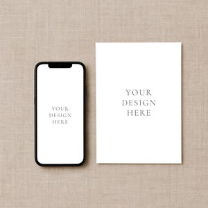 Mockup uitnodigingskaart en iPhone, PSD Smart Object-mockup, 5 x 7-uitnodigingskaart, mock-up mobiele telefoon, digitale uitnodigingssjabloon platte kaart