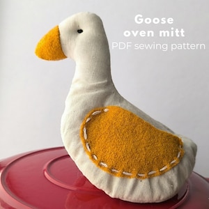 Puede incluir: Un juego de tres tazas de cerámica con un acabado mate moteado. Las tazas son de color crema, gris claro y gris oscuro. Cada taza tiene un diseño simple y minimalista.