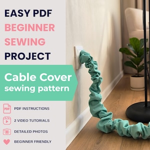 以下が含まれることがあります： ティール色の布製ケーブルカバーの縫製パターン。EASY PDF BEGINNER SEWING PROJECT、Cable Cover sewing pattern、PDF INSTRUCTIONS、2 VIDEO TUTORIALS、DETAILED PHOTOS、BEGINNER FRIENDLYというテキストと、実際のケーブルカバーが写っています。