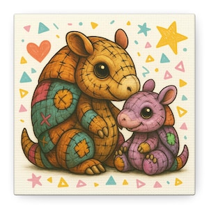 Puede incluir: Impresión en lienzo con dos armadillos de dibujos animados. El armadillo más grande es naranja con detalles de patchwork en azul, rosa y verde. El armadillo más pequeño es morado. El fondo tiene corazones, estrellas y triángulos en colores pastel.