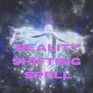 Może przedstawiać: Eteryczny obraz przedstawiający sylwetkę z wyciągniętymi ramionami, promieniującą światłem na tle kosmicznym. Słowa "REALITY SHIFTING SPELL" są wyświetlane w żywym fioletowym kolorze, tworząc mistyczny i duchowy motyw.