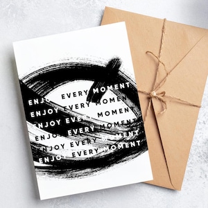 Tarjeta de felicitación imprimible y llamativa «Disfruta cada momento» – Arte tipográfico moderno con pincel negro – Descarga digital, diseño abstracto de tarjeta