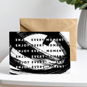 Tarjeta de felicitación imprimible y llamativa «Disfruta cada momento» – Arte tipográfico moderno con pincel negro – Descarga digital, diseño abstracto de tarjeta