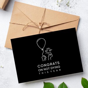Biglietto di auguri sarcastico stampabile – "Complimenti per non essere morto quest'anno" – Invito moderno per le feste in bianco e nero in formato PDF