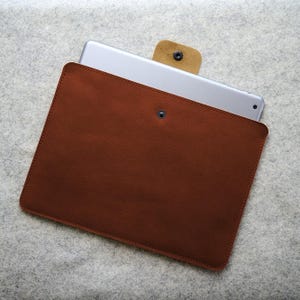 Custodia in pelle per Kindle Scribe 2025, custodia per Scribe 10.2 con tasca AirTag, custodia personalizzata per Scribe 11", tasca AirTag, fodera in feltro di lana