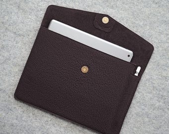 Leather Kindle Scribe 2025 Case: Kindle Scribe 10.2 case with Pen holder, Tuscan leather, Merino Wool Felt interior, Personalization
