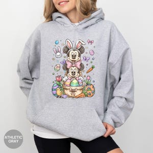 Puede incluir: Un juego de tres tazas de cer&aacute;mica con un acabado moteado y mate. Las tazas son de color crema, gris claro y gris oscuro. Cada taza tiene un dise&ntilde;o simple y minimalista y un asa redondeada.