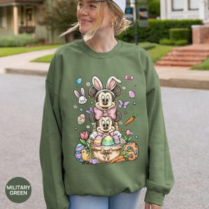 Puede incluir: Una taza de cer&aacute;mica blanca con un asa negra y el texto "But First, Coffee" en negro, con una fuente de estilo manuscrito. La taza est&aacute; sobre una superficie blanca.