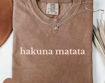 Camiseta Hakuna Matata de Comfort Colors®, divertida camiseta retro del Rey León, camiseta con frase clásica de Disney, camiseta para viaje familiar a Disney