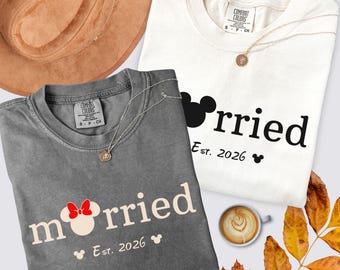 Comfort Colors® Disney Verheiratet Shirt, Mickey Minnie Married Est. 2026 Flitterwochen-T-Shirt, Ehemann und Ehefrau passendes Shirt, Brautpaar-Shirt
