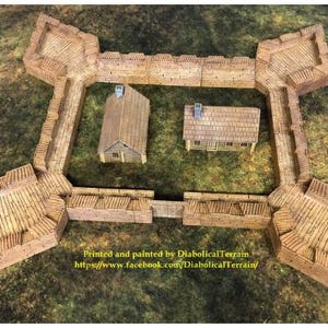 Op de afbeelding: Een miniatuur houten fort met twee kleine gebouwen binnenin. Het fort heeft vier hoektorens en een omringende muur. De gebouwen hebben puntdaken en schoorstenen. De tekst "Printed and painted by DiabolicalTerrain" is zichtbaar.