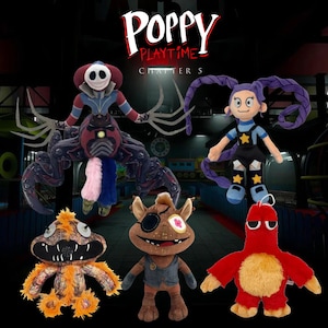 Pode incluir: Uma coleção de pelúcias de "Poppy Playtime Capítulo 5". Os brinquedos apresentam vários personagens, incluindo uma criatura semelhante a uma aranha, uma menina com tranças roxas e outras figuras com tema de monstros. Os brinquedos são coloridos.