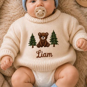 Personlig babytröja, broderad björnstickning med eget namn, present till pojke i skogen, outfit till nyfödd i skogen, babyshower-minnessak