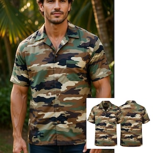 Könnte beinhalten: Kurzärmeliges Camouflage-Hemd in Grün-, Braun- und Beigetönen. Das Hemd hat eine Knopfleiste, eine Brusttasche und einen klassischen Kragen. Das Bild zeigt auch eine Vorder- und Rückansicht des Hemdes.
