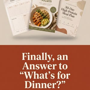 Op de afbeelding: Drie gedrukte documenten met een wekelijkse maaltijdplanner, een gids voor maaltijden in 30 minuten met een foto van eten en een 30-daags eiwitrijk maaltijdplan. De tekst luidt Finally, an Answer to What's for Dinner? en bevat een knop Download Now.
