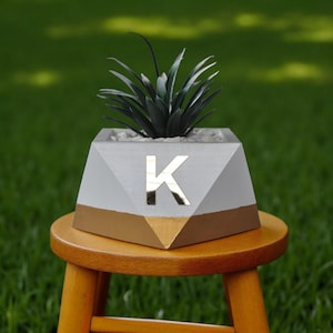 Maceta geométrica de hormigón blanca personalizada con detalles dorados - Regalo inicial personalizado - Decoración de escritorio premium con vela gratis