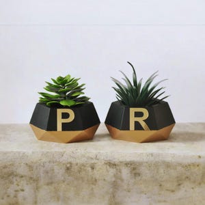 Conjunto de 2 vasos de concreto com letras personalizadas - vasos internos pretos e dourados - presente com inicial personalizada + suporte para vela grátis