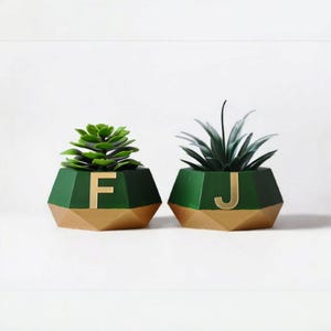 Juego de maceteros de hormigón verde personalizados con letras doradas (2 maceteros + portavelas gratis) - Regalo minimalista hecho a mano para ella, pareja y el hogar.