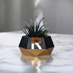 Maceta de hormigón negro – Letra personalizada – Raya dorada – Maceta hecha a mano – Regalo con vela gratis
