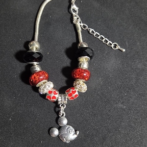Micky-inspirerat silverarmband med berlocker