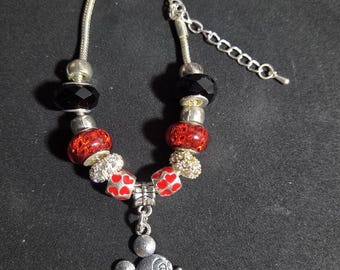 Pulsera de plata con dijes inspirados en Micky