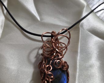 Colgante de labradorita envuelto en alambre de cobre hecho a mano / Collar de cristal azul brillante