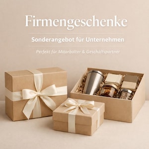 Può includere: Tre confezioni regalo con nastri e fiocchi color crema. Una scatola grande e una piccola sono chiuse. La terza scatola è aperta, rivelando un bicchiere in acciaio inossidabile, piccoli barattoli e altri oggetti. Il testo "Firmengeschenke" è in alto.