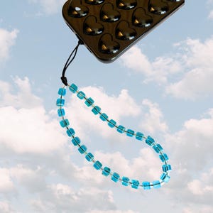Dije para teléfono con cuentas de cristal azul cúbico, cadena para teléfono, correa para teléfono, dije para iPhone, accesorio para teléfono, cordón para teléfono con cuentas brillantes iridiscentes