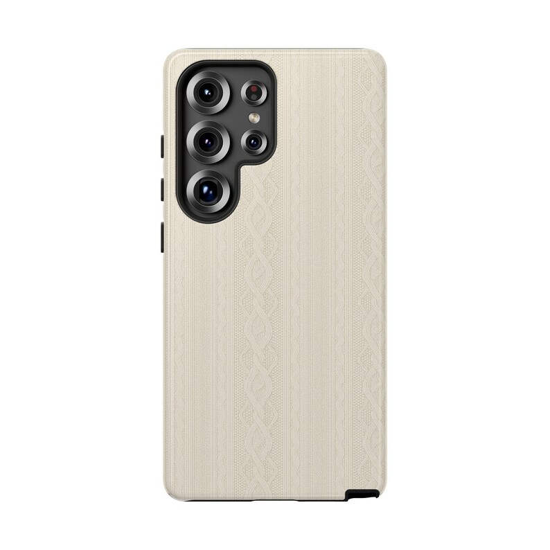 Pu&ograve; includere: Una custodia per telefono color crema con un motivo a trecce. La custodia ha un modulo fotocamera nero con pi&ugrave; lenti e una cornice nera. La custodia del telefono &egrave; progettata per proteggere il telefono da graffi e danni.