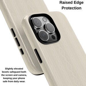 Pu&ograve; includere: Primo piano di due custodie per telefoni beige con un motivo strutturato. Le custodie hanno una protezione per l'obiettivo della fotocamera nera e il testo "Raised Edge Protection" &egrave; visibile. Il testo "Slightly elevated bezels safeguard both the screen and camera, keeping your phone safe from daily wear" &egrave; visibile.