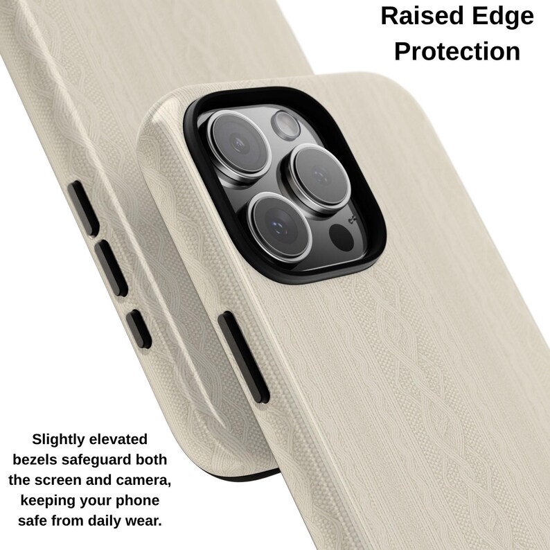 Pu&ograve; includere: Primo piano di due custodie per telefoni beige con un motivo strutturato. Le custodie hanno una protezione per l'obiettivo della fotocamera nera e il testo "Raised Edge Protection" &egrave; visibile. Il testo "Slightly elevated bezels safeguard both the screen and camera, keeping your phone safe from daily wear" &egrave; visibile.