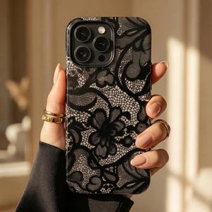 Custodia per telefono in pizzo nero – Design floreale vintage – iPhone e Samsung – Regalo per lei + sfondo gratuito